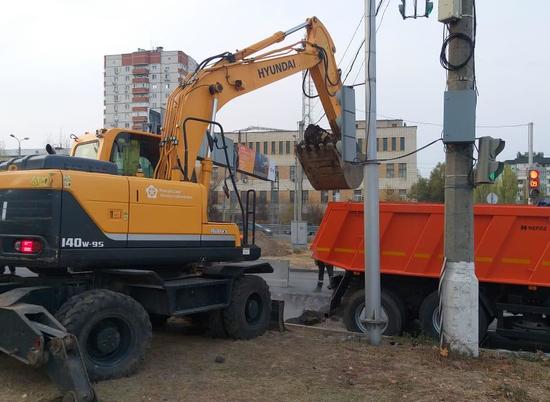 В Дзержинском районе Волгограда устраняют порыв трубы